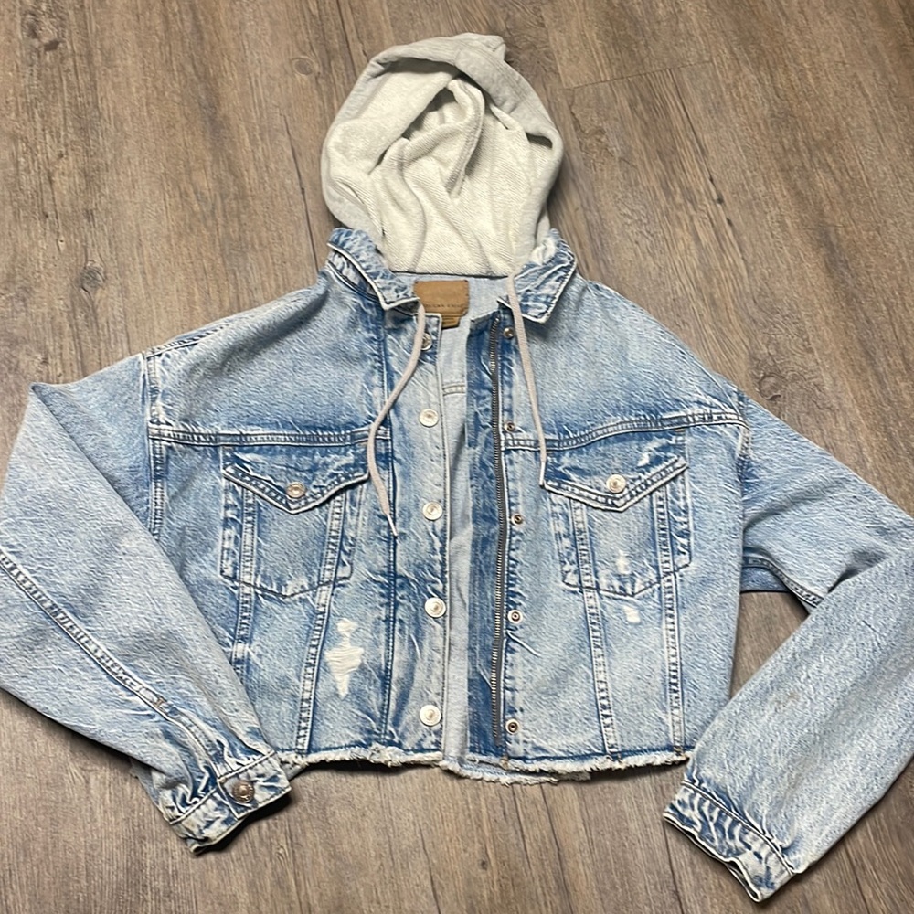 Cropped American eagle hooded denim jacket